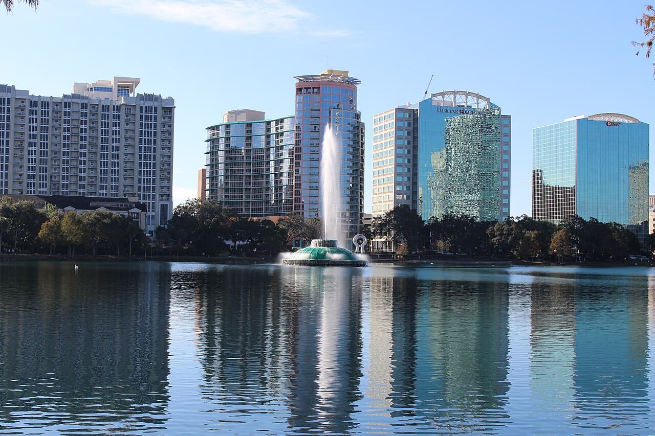 Lago Eola e paisagem urbana de Orlando